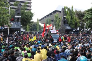 massa aksi di depan gedung DPRD Jateng [BP2M/Lalu]