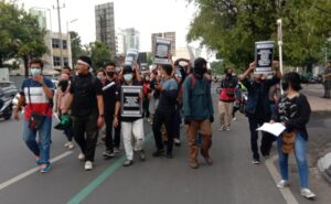massa aksi 10 november membawa poster bertuliskan tuntutan