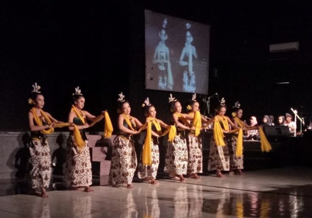Tari Mbaleng Sekar Gadung dari Kontingen Banyumas
