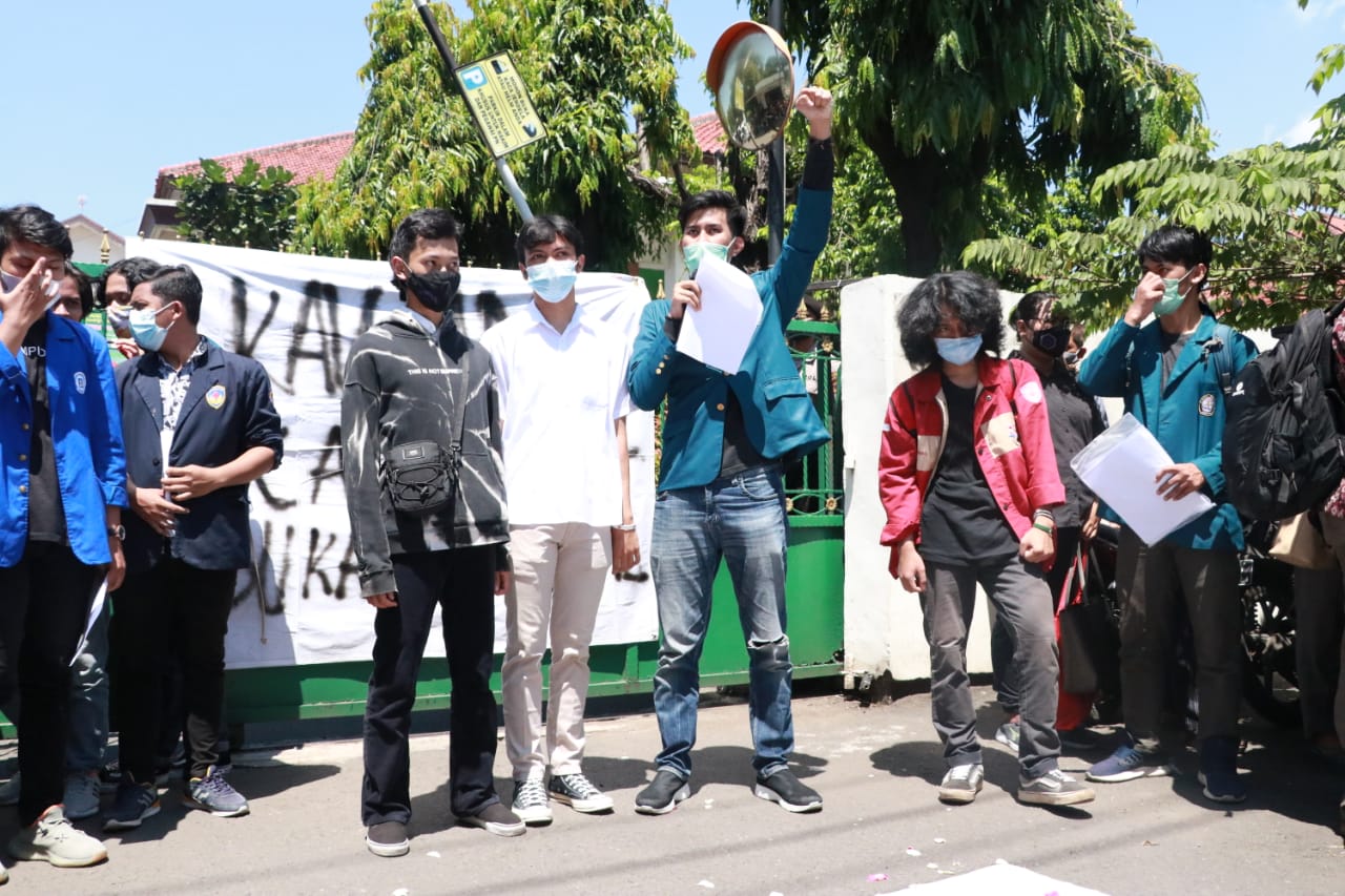 Mahasiwa menggelar aksi solidaritas dan menuntut pembebasan 4 mahasiswa terdakwa kasus penolakan Omnibus Law Undang-Undang Cipta Kerja (22/4). [Dok.BP2M/Khotikah]