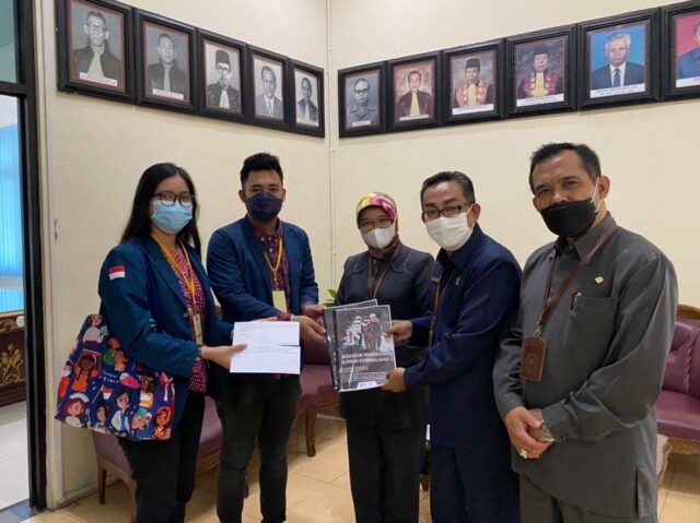 Penyerahan berkas Amicus Curiae oleh Ketua BEM FH Undip Rifqi, dan Wakil Ketua BEM Undip MF Oktavia, kepada Sekretaris, Wakil Ketua, dan Panitera PN Semarang. Penyerahan berkas Amicus Curiae oleh Ketua BEM FH Undip Rifqi, dan Wakil Ketua BEM Undip MF Oktavia, kepada Sekretaris, Wakil Ketua, dan Panitera PN Semarang.