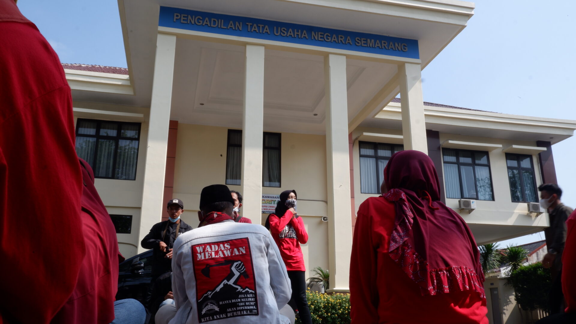 Warga Wadas mengawal jalannya persidangan dan menunggu di halaman Pengadilan Tata Usaha Negara (PTUN) Semarang [BP2M/Adam].