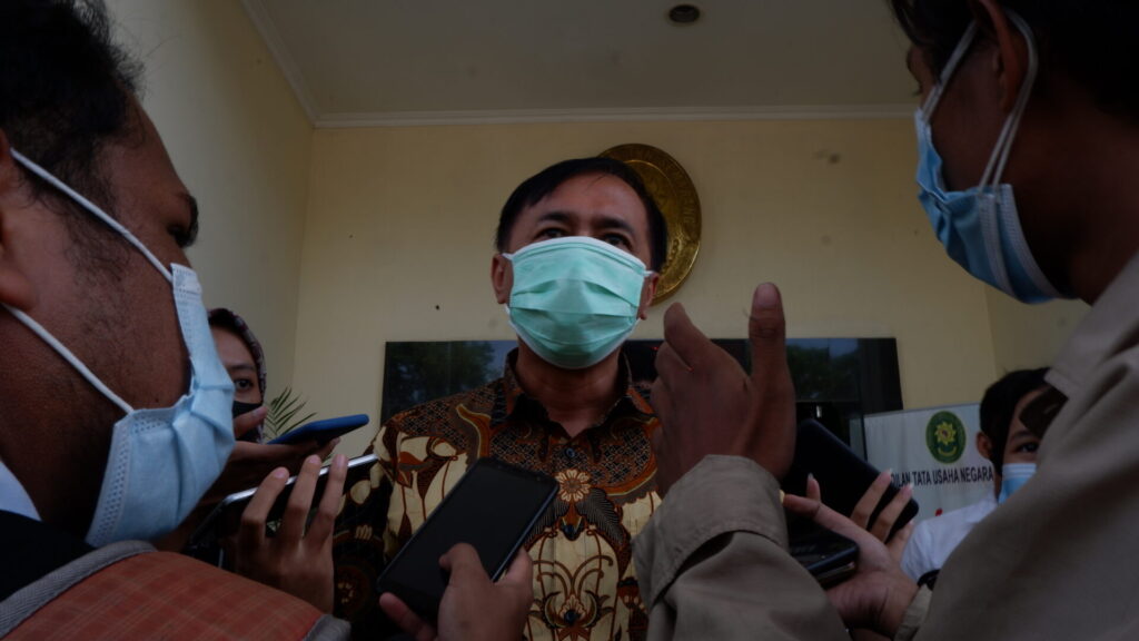 Perwakilan Pemerintah Provinsi Jawa Tengah memberikan keterangan kepada wartawan pasca sidang selesai sekitar pukul 12.53 WIB [BP2M/Adam].