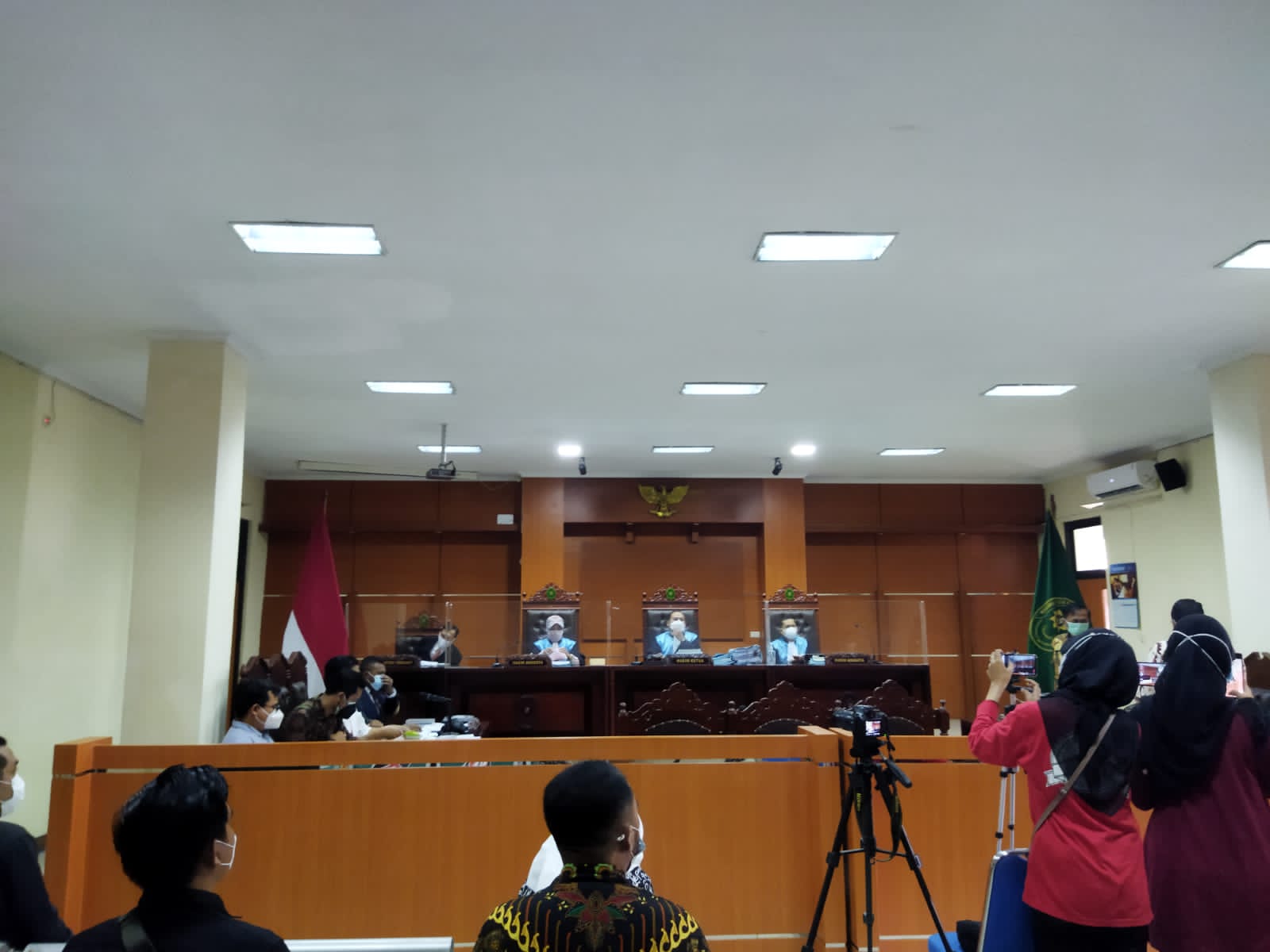 Suasana di ruang persidangan gugatan warga Wadas terhadap Ganjar Pranowo di Pengadilan Tata Usaha Negara (PTUN) Semarang, Senin (9/8). [BP2M/Vera]