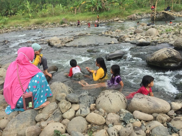 Aktivitas pengunjung yang sedang bermain air bersama keluarga. [BP2M/Hasnah]
