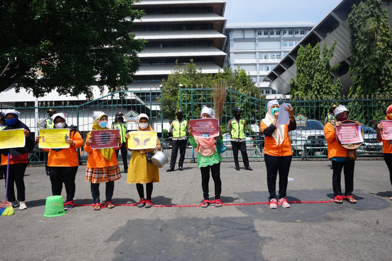 Peserta aksi terdiri dari PRT di Semarang menuntut disahkannya RUU PPRT [BP2M/Alisa].