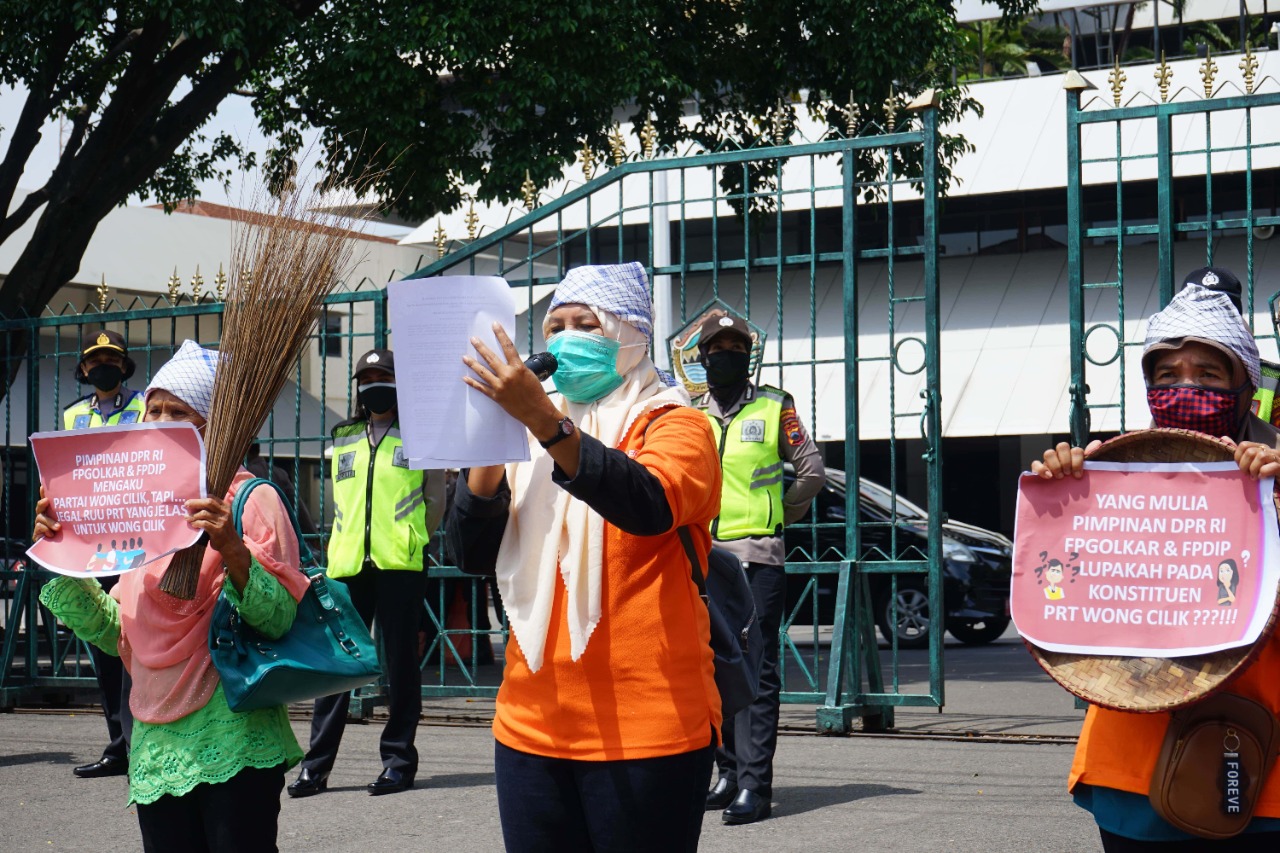 "Aksi 17 Tahun RUU PPRT Digantung" digelar dengan pembacaan orasi, puisi, membentangkan poster, membawa barang-barang yang biasa digunakan pekerja rumah tangga (PRT) dalam bekerja, dan rantai diri [BP2M/Alisa].