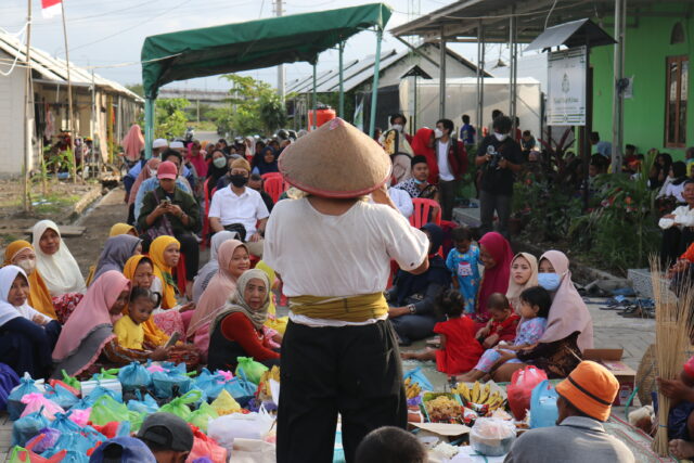 IMG_7519 Babae memberi sambutan kepada warga Tambakrejo. Di pelataran masjid Al Barokah warga berkumpul untuk melaksanakan Kirab Boyongan. (Dok. BP2M/Vera)