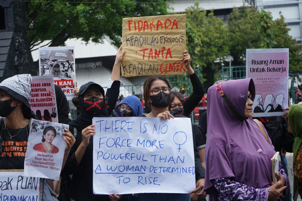 Peserta aksi membawa poster-poster yang berisikan kritikan dan aspirasi mereka, yaitu memberikan ruang aman dan kebebasan berekspresi bagi keberagaman gender dan seksualitas di Indonesia. Selain, mendesak agar RUU PPRT disahkan, tuntutan lain yang dibawa dalam aksi ini adalah mendesak agar Pemerintah segera membuat peraturan turunan Undang-Undang Tindak Pidana Kekerasan Seksual (UU TPKS) yang sudah disahkan pada tahun lalu. [Magang BP2M/Zulkifli] 