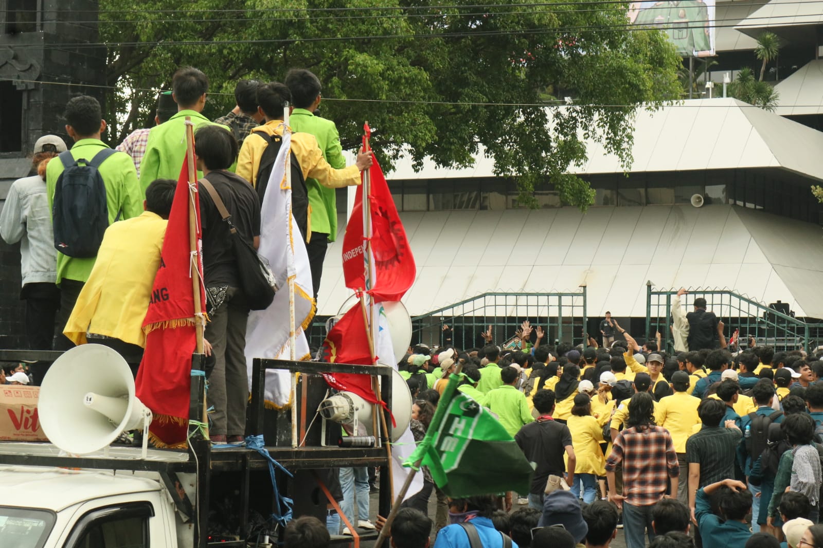 Gerakan Rakyat Menggugat Jawa Tengah menyerbu Gedung Dewan Perwakilan Rakyat Daerah Jawa Tengah (DPRD Jateng) untuk tolak Perppu Cipta Kerja, Selasa (14/03). [Magang BP2M/Zulkifli]