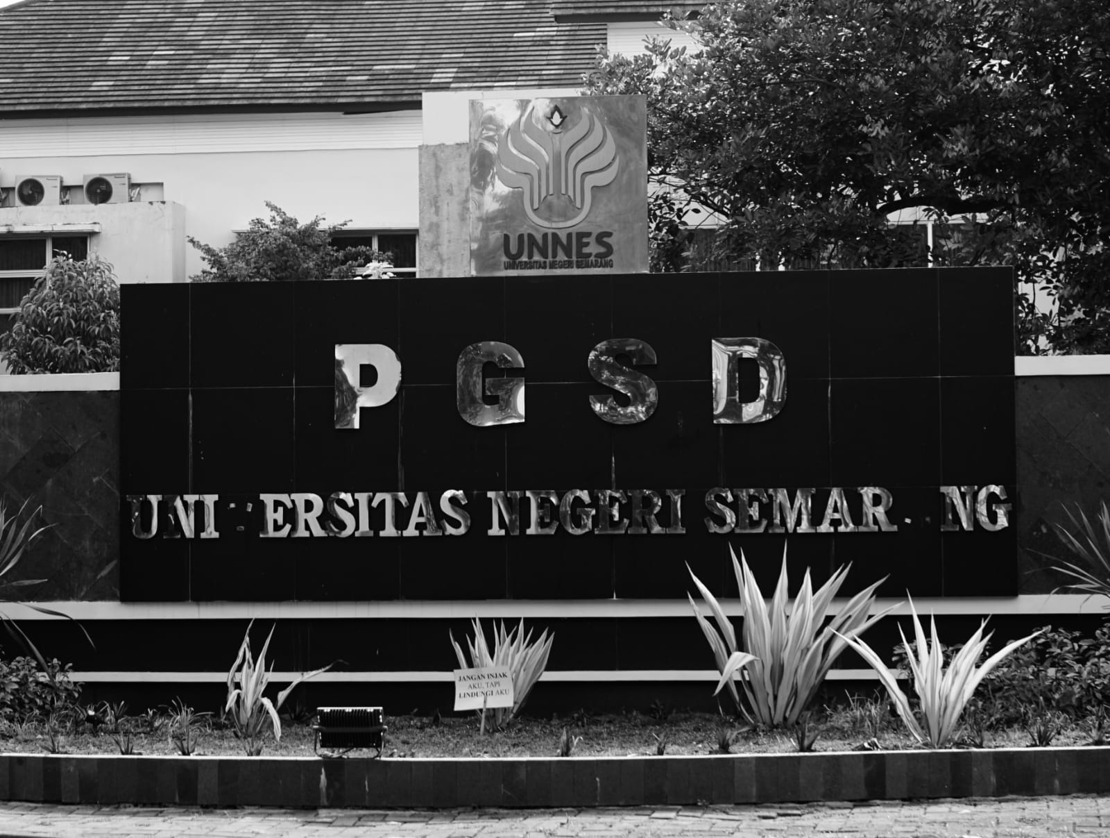 Ketampakan Tugu PGSD Universitas Negeri Semarang yang kehilangan huruf 'V' pada kata Universitas dan 'A' pada kata Semarang [BP2M/Rosida]
