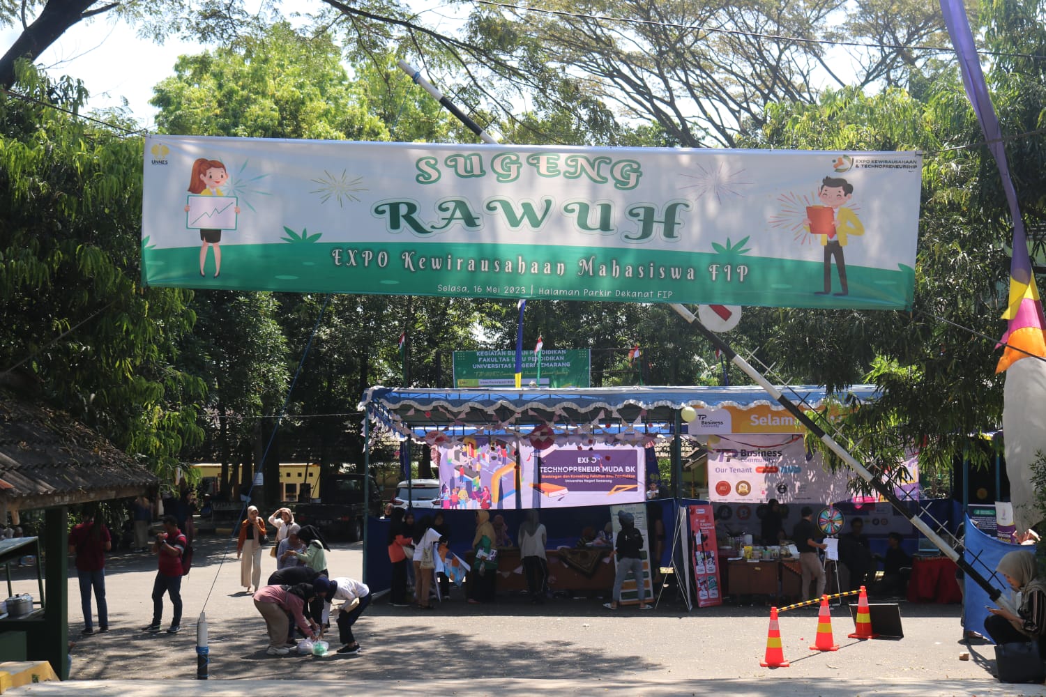 Terlihat spanduk bertuliskan Sugeng Rawuh dan beberapa mahasiswa meramaikan stan Expo Kewiraushaan di Halaman Parkir FIP [Novia/BP2M]