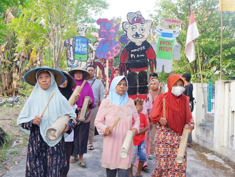 Warga berarak-arakan menuju anak sungai Gupit sambil membawa kentongan dan wayang kardus dalam kegiatan titir bareng. Kegiatan itu dilakukan sebagai upaya warga Dusun Ngerapah, Desa Gupit, Kecamatan Nguter, Sukoharjo untuk menyuarakan dampak pencemaran lingkungan pada Sabtu (29/07).