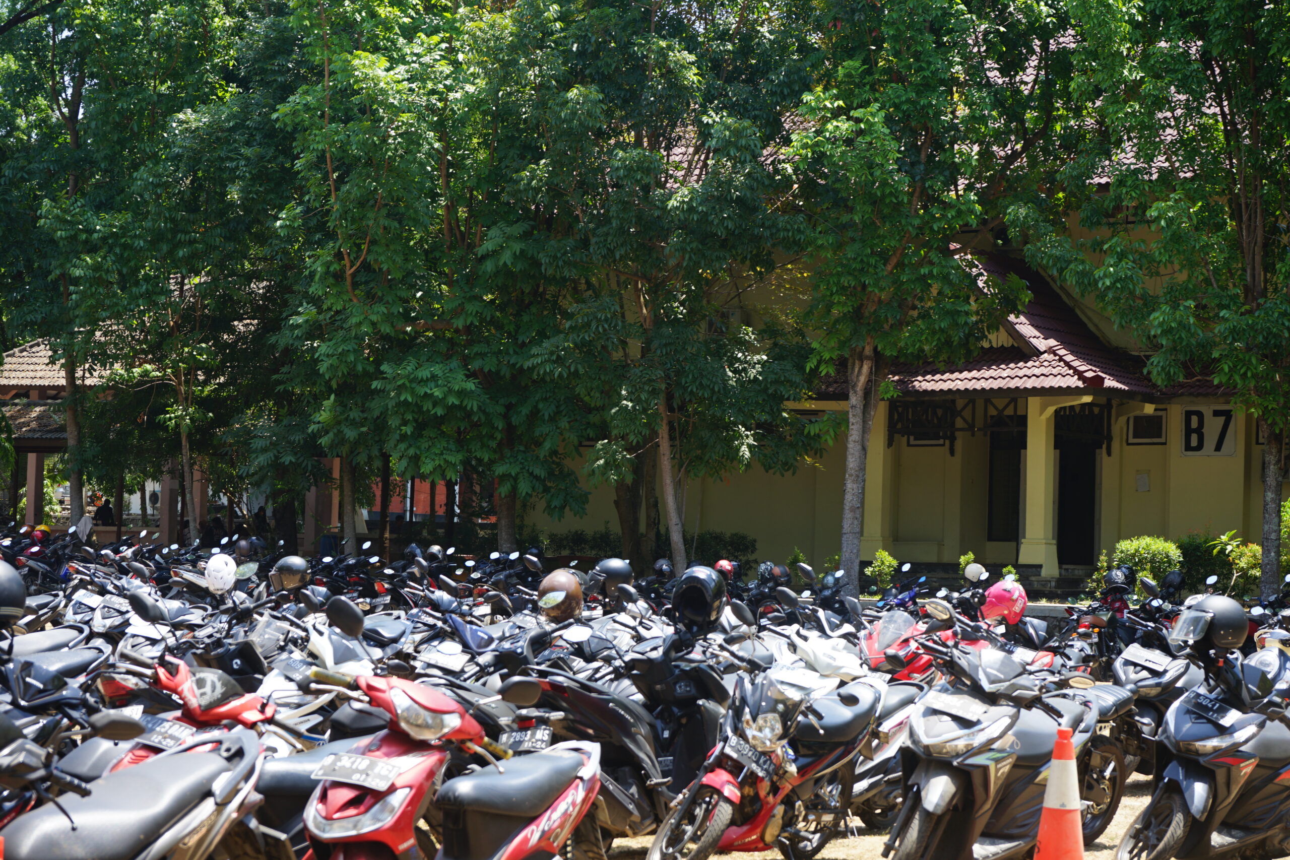 Kondisi lapangan di depan gedung B7 Fakultas Bahasa dan Seni (FBS) Universitas Negeri Semarang (Unnes) yang dipenuhi kendaraan motor mahasiswa setelah dijadikan lahan parkir utama di fakultas tersebut. Rabu (13/09). [BP2M/Laras]