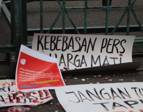 Aksi simbolik menabur bunga dipenuhi poster yang dibawa massa aksi di depan Gerbang Gedung DPRD Jawa Tengah [BP2M/Sopian]