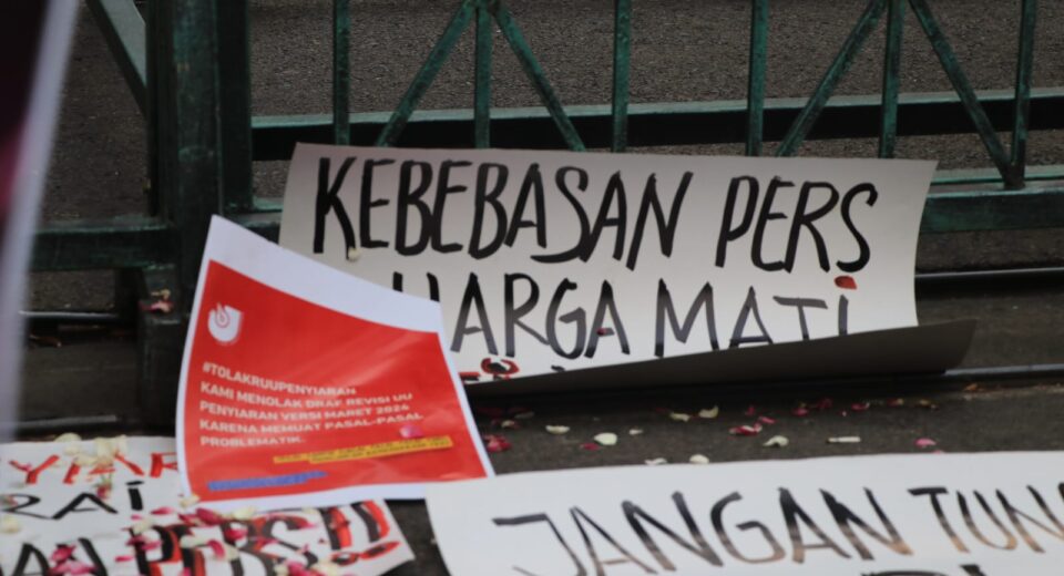 Aksi simbolik menabur bunga dipenuhi poster yang dibawa massa aksi di depan Gerbang Gedung DPRD Jawa Tengah [BP2M/Sopian]