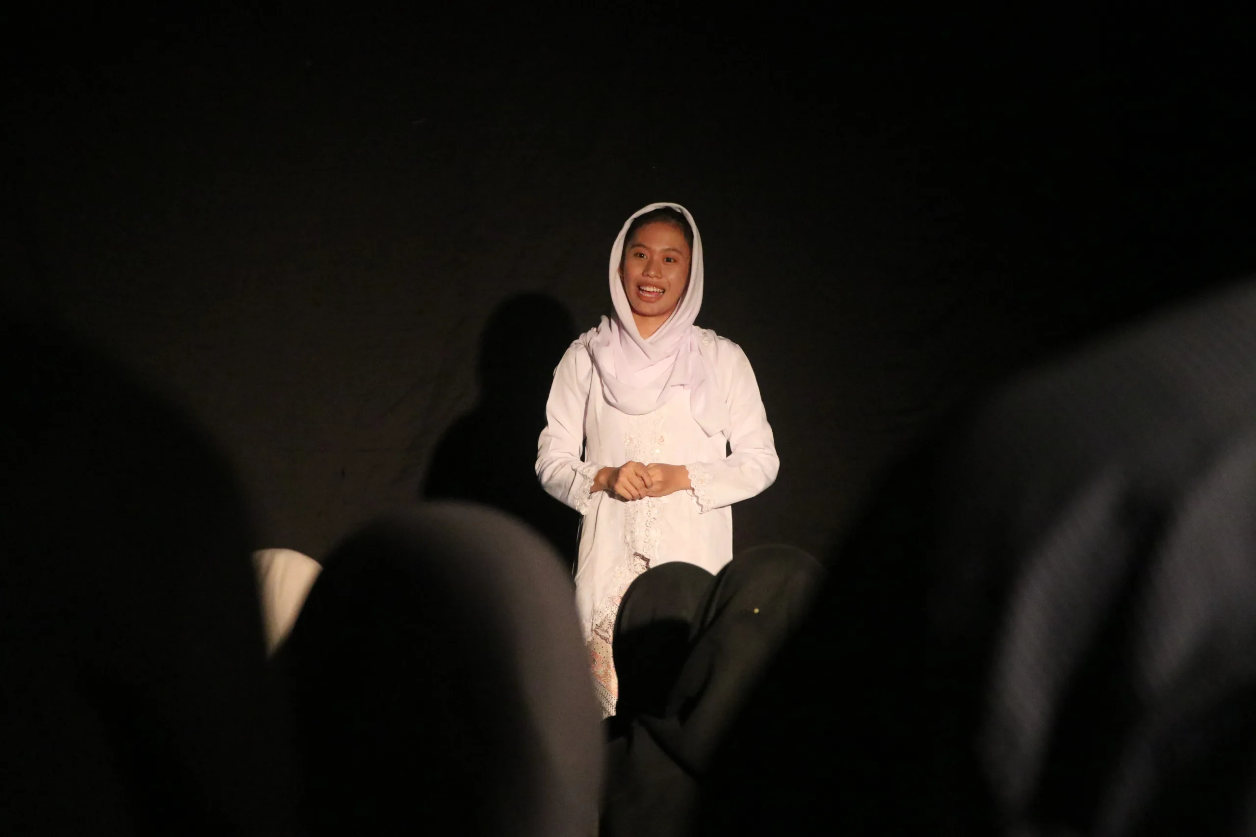 Penampilan Hanifah Ainurohmah, pemeran Kartini dalam drama “Kartini” di Malam Puncak Peringatan Hari Chairil Anwar 2024, Minggu (12/5). [BP2M/Muhamad Sopian]