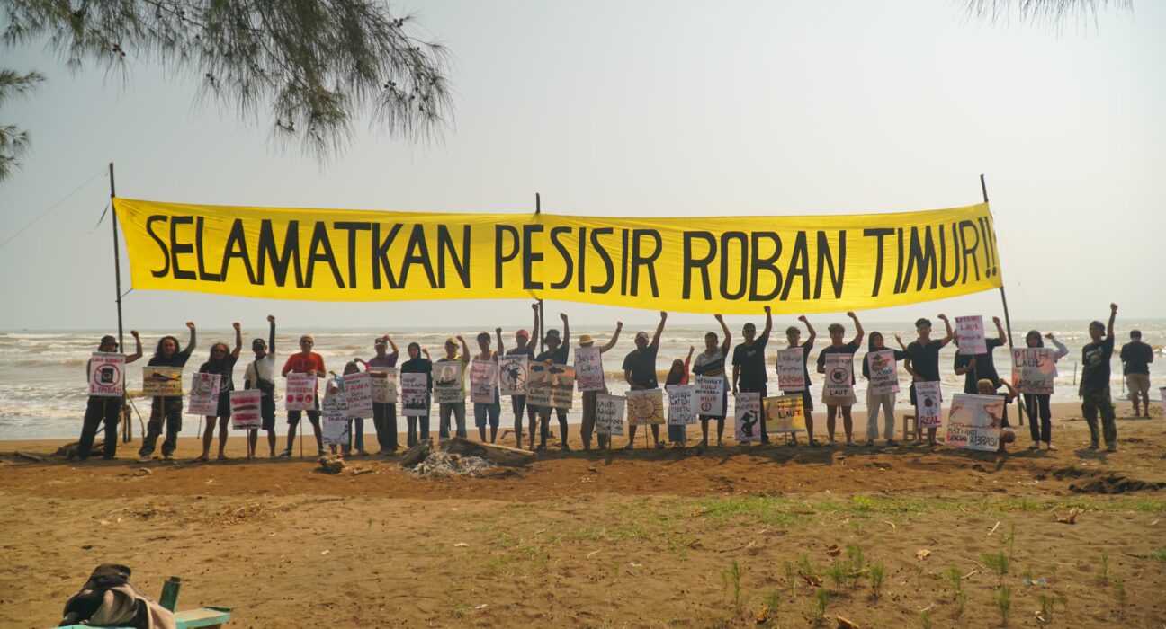 Masyarakat nelayan Roban Timur membentangkan spanduk dan poster kampanye dalam tradisi sedekah laut. [Dok. WALHI Jateng]