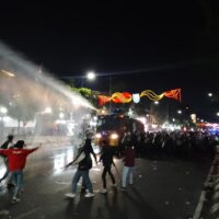 Tindakan represif aparat kepolisian terhadap massa aksi di depan Gedung DPRD Kota Semarang, Senin (26/08). [BP2M/Rifky]