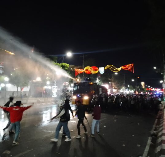 Tindakan represif aparat kepolisian terhadap massa aksi di depan Gedung DPRD Kota Semarang, Senin (26/08). [BP2M/Rifky]