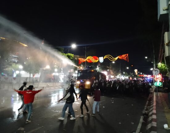 Tindakan represif aparat kepolisian terhadap massa aksi di depan Gedung DPRD Kota Semarang, Senin (26/08). [BP2M/Rifky]