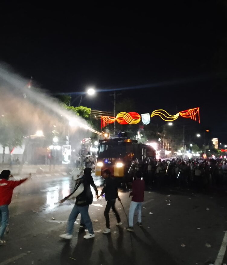 Tindakan represif aparat kepolisian terhadap massa aksi di depan Gedung DPRD Kota Semarang, Senin (26/08). [BP2M/Rifky]