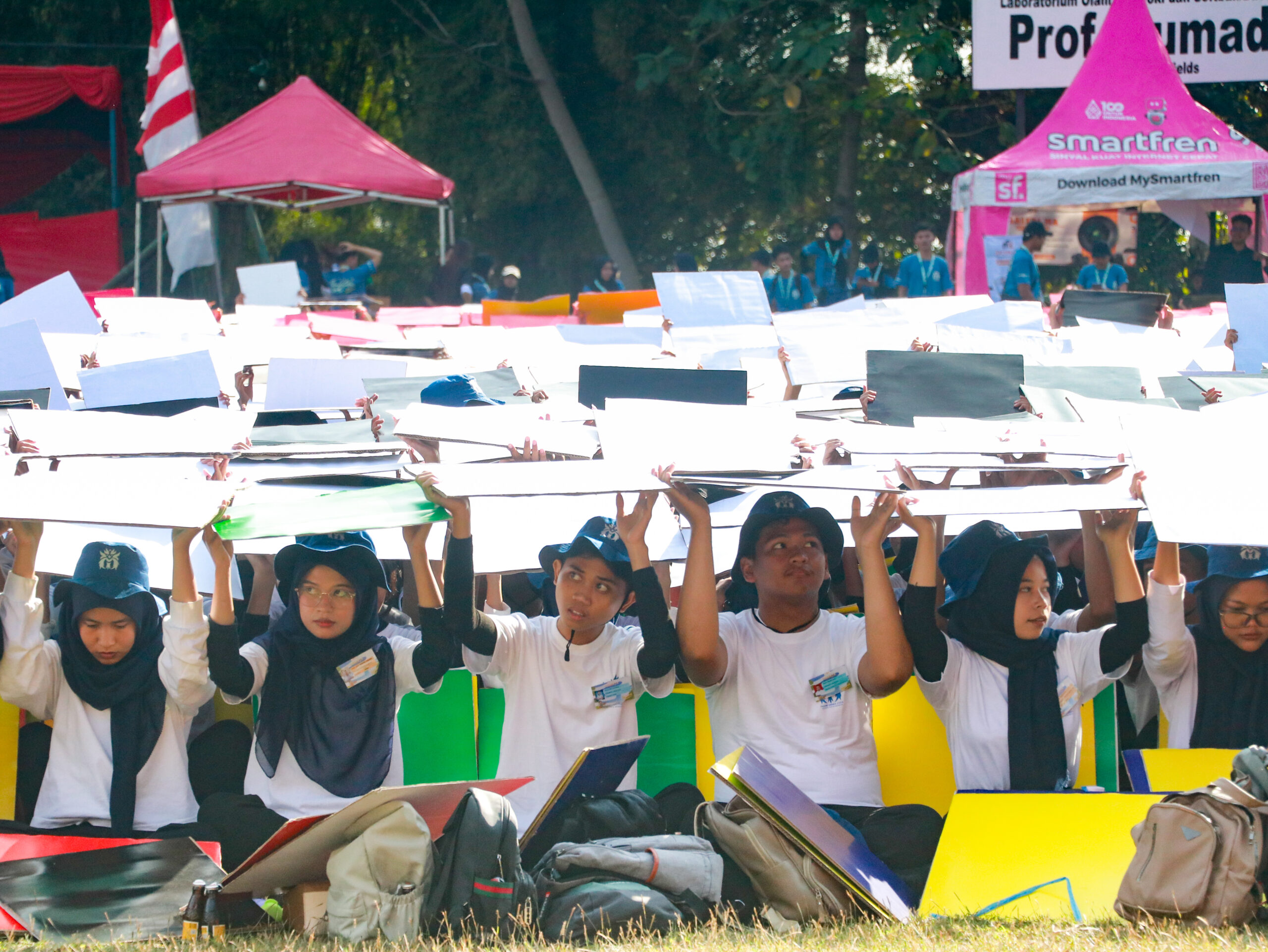 Paper mob jadi cara unik sambut mahasiswa baru di kampus, Jumat (16/08) [BP2M/Anastasia]