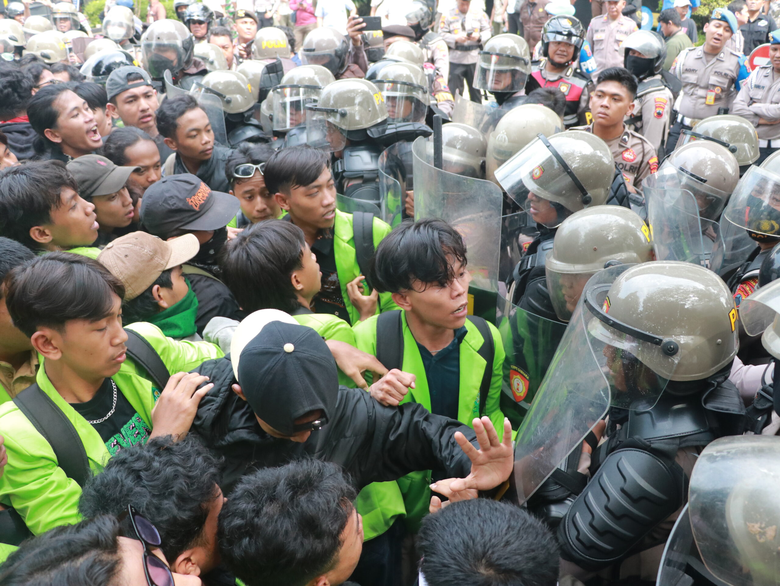 Massa aksi berusaha memasuki gedung DPRD Jawa Tengah, (22/08). [BP2M/Arindra Rifky]