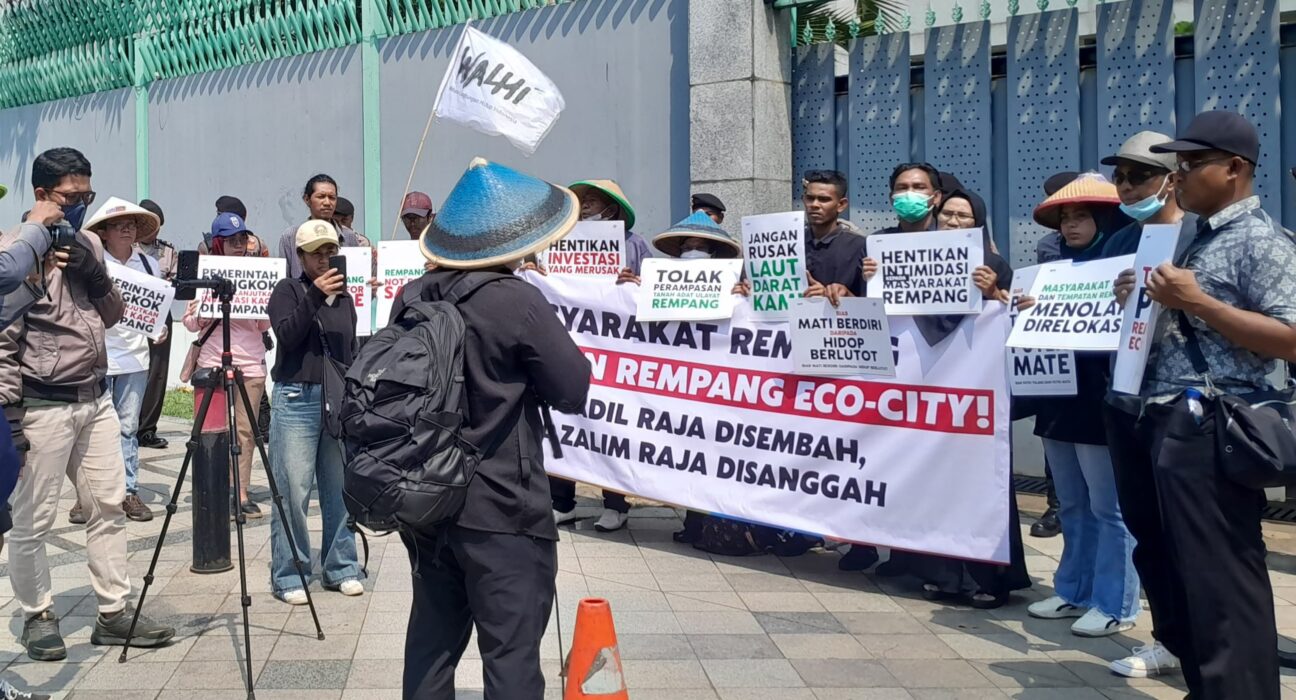 Massa aksi membentangkan spanduk dan poster berisi penolakan terhadap Proyek Strategis Nasional (PSN) Rempang Eco City di depan Gedung Kedutaan Besar Republik Rakyat Tiongkok, Jakarta Selatan, Rabu (14/08). [BP2M/Lidwina]