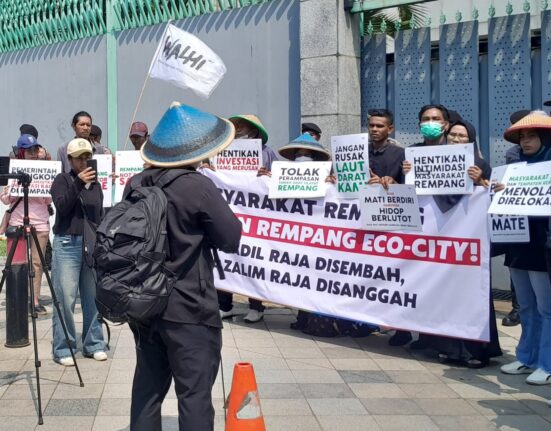 Massa aksi membentangkan spanduk dan poster berisi penolakan terhadap Proyek Strategis Nasional (PSN) Rempang Eco City di depan Gedung Kedutaan Besar Republik Rakyat Tiongkok, Jakarta Selatan, Rabu (14/08). [BP2M/Lidwina]