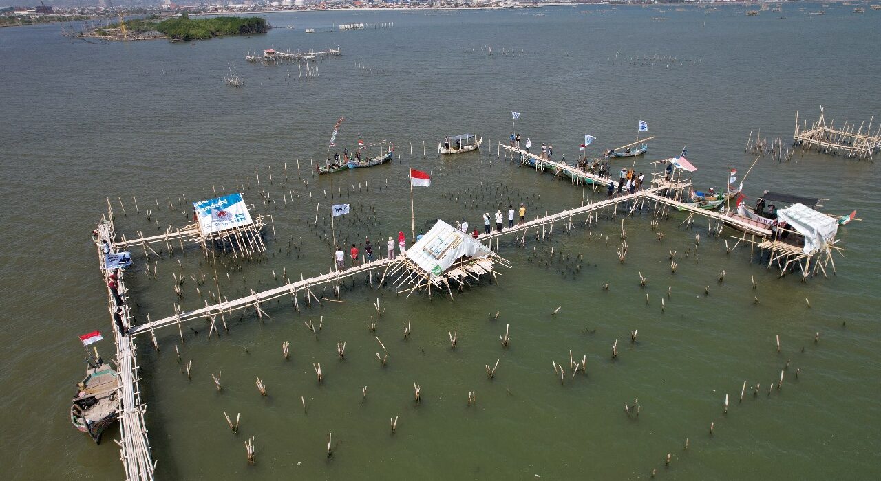 Puluhan warga Kampung Nelayan Tambakrejo, Semarang, mengibarkan bendera pada upacara Peringatan HUT ke-79 Republik Indonesia di atas rumpon kerang hijau, Sabtu (17/8). [Dok. Walhi Jateng]