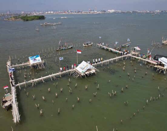 Puluhan warga Kampung Nelayan Tambakrejo, Semarang, mengibarkan bendera pada upacara Peringatan HUT ke-79 Republik Indonesia di atas rumpon kerang hijau, Sabtu (17/8). [Dok. Walhi Jateng]