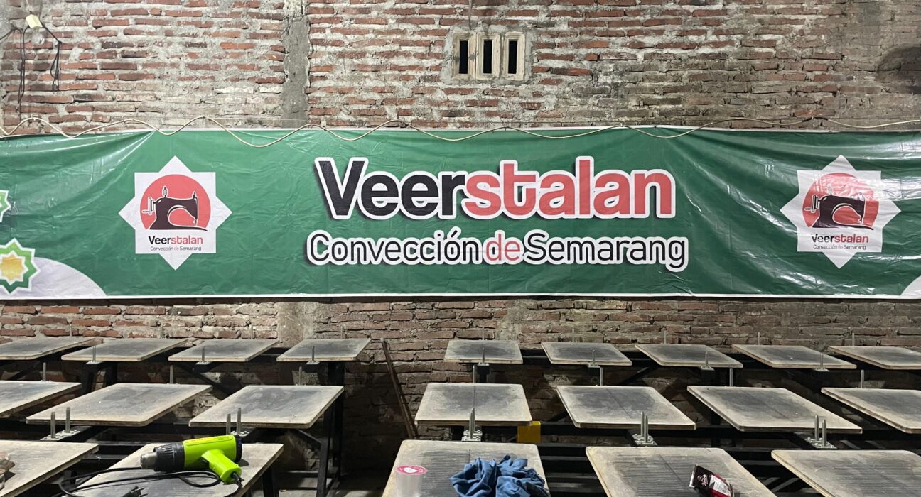 Meja-meja sablon kaos di kantor Veerstalan tampak kosong [BP2M/Adinan]