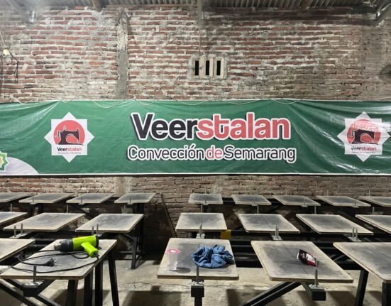 Meja-meja sablon kaos di kantor Veerstalan tampak kosong [BP2M/Adinan]