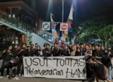 Massa aksi bersama-sama menyerukan untuk mengusut tuntas pelanggaran HAM di Simpang 7 Unnes, Kamis (19/09). [BP2M/Lidwina]