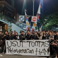 Massa aksi bersama-sama menyerukan untuk mengusut tuntas pelanggaran HAM di Simpang 7 Unnes, Kamis (19/09). [BP2M/Lidwina]