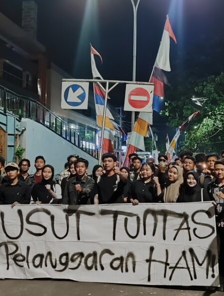 Massa aksi bersama-sama menyerukan untuk mengusut tuntas pelanggaran HAM di Simpang 7 Unnes, Kamis (19/09). [BP2M/Lidwina]