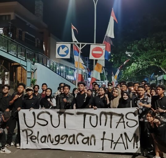 Massa aksi bersama-sama menyerukan untuk mengusut tuntas pelanggaran HAM di Simpang 7 Unnes, Kamis (19/09). [BP2M/Lidwina]