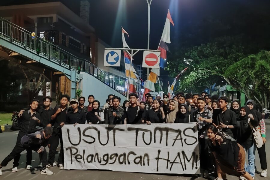 Massa aksi bersama-sama menyerukan untuk mengusut tuntas pelanggaran HAM di Simpang 7 Unnes, Kamis (19/09). [BP2M/Lidwina]