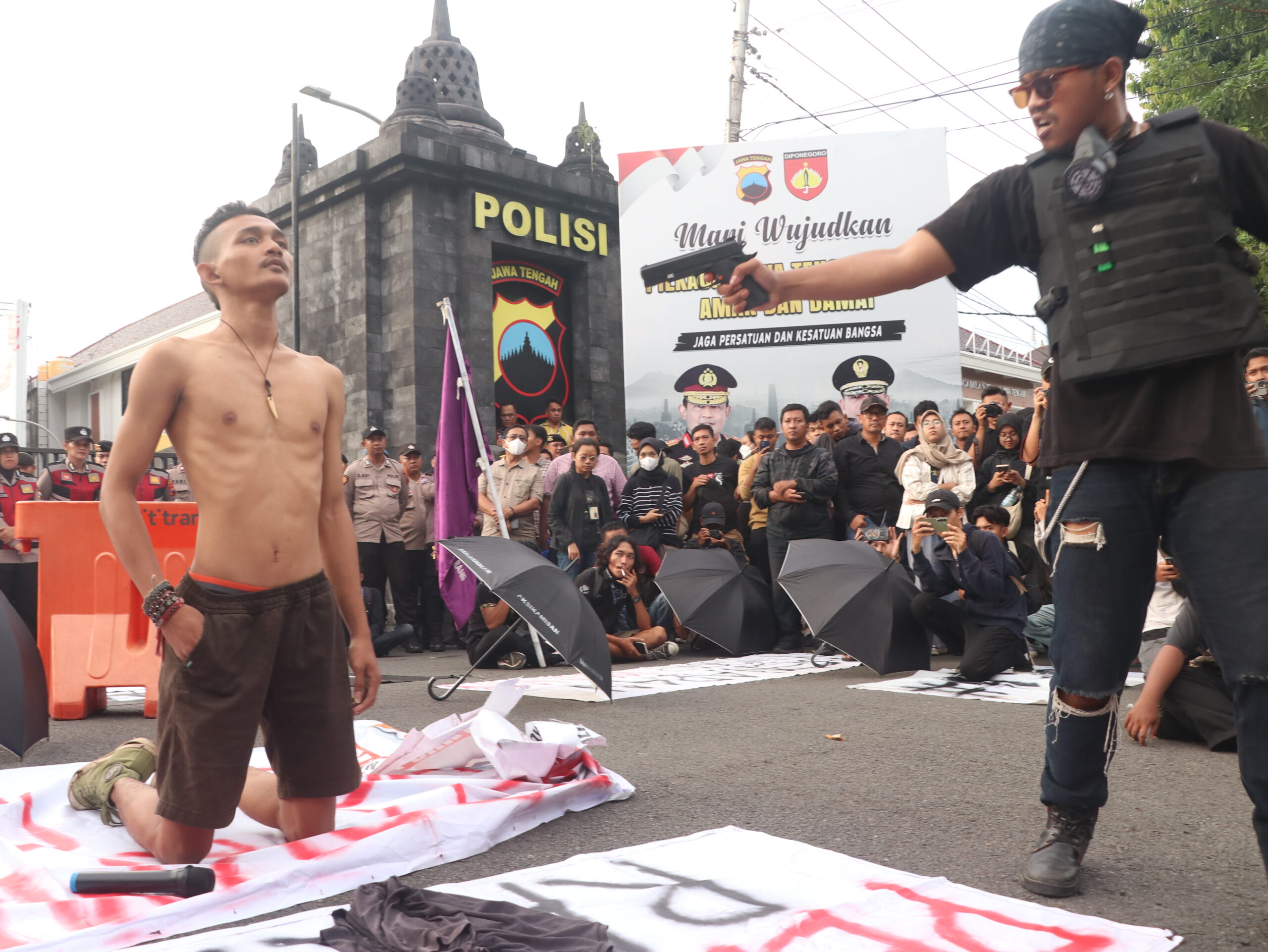 Foto aksi teatrikal oleh peserta Aksi Kamisan pada Kamis (28/11). [BP2M/Lidwina]