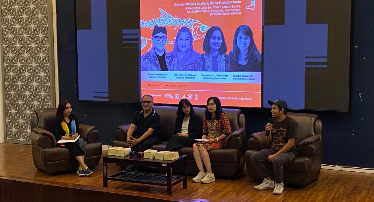 Sesi diskusi setelah penayangan perdana film dokumenter Legiun Tulang Lunak di Gedung Thomas Aquinas Unika Soegijapranata, Sabtu (16/11) [BP2M/Raihan Rahmat]