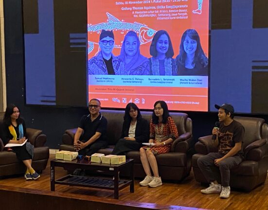 Sesi diskusi setelah penayangan perdana film dokumenter Legiun Tulang Lunak di Gedung Thomas Aquinas Unika Soegijapranata, Sabtu (16/11) [BP2M/Raihan Rahmat]