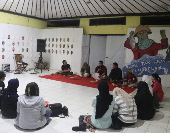 Sesi diskusi “Kami Benci Polisi Pembunuh” dalam memperingati menuju Hari HAM Sedunia di Taman Budaya Raden Saleh Semarang, Senin (9/12). [Azyarni Anjani/Magang BP2M]