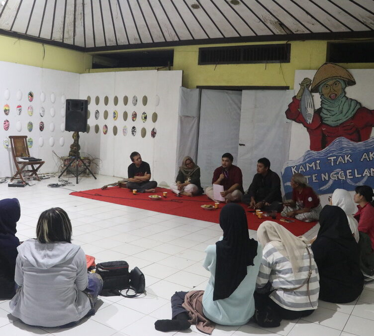 Sesi diskusi “Kami Benci Polisi Pembunuh” dalam memperingati menuju Hari HAM Sedunia di Taman Budaya Raden Saleh Semarang, Senin (9/12). [Azyarni Anjani/Magang BP2M]