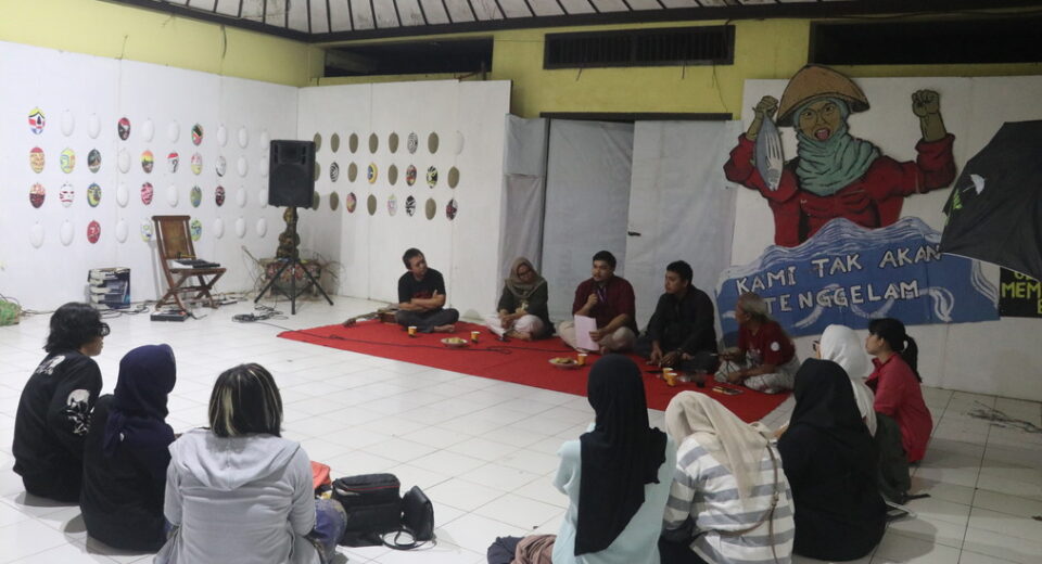 Sesi diskusi “Kami Benci Polisi Pembunuh” dalam memperingati menuju Hari HAM Sedunia di Taman Budaya Raden Saleh Semarang, Senin (9/12). [Azyarni Anjani/Magang BP2M]