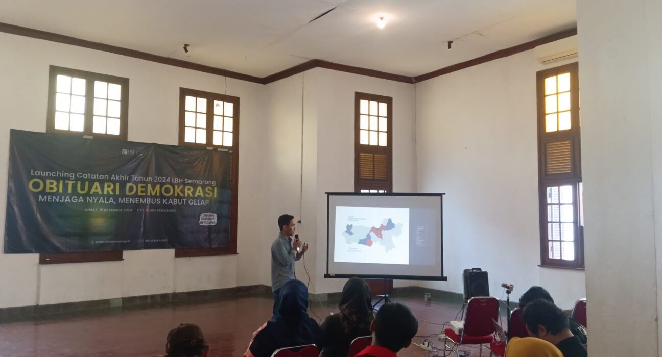 Sesi pemaparan laporan konsultasi hukum yang ditangani langsung oleh LBH Semarang di Gedung Monod Diephuis & Co, Kota Lama, Semarang, Jumat (20/12/2024). [Mahendra Arqudanta/Magang BP2M]