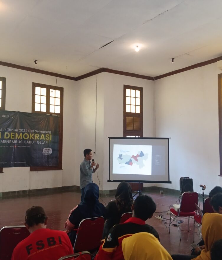 Sesi pemaparan laporan konsultasi hukum yang ditangani langsung oleh LBH Semarang di Gedung Monod Diephuis & Co, Kota Lama, Semarang, Jumat (20/12/2024). [Mahendra Arqudanta/Magang BP2M]