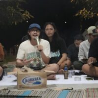 Daniel Frits Maurits Tangkilisan mengawali cerita dalam Dialog Pesisiran “Membangun Kekuatan Bersama Melawan Tambang Pasir, Ancaman bagi Ruang Hidup Warga Pesisir” (20/12/2024) [Retno/Magang BP2M]