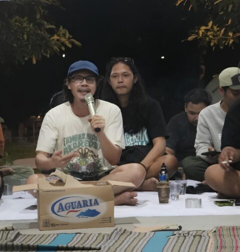 Daniel Frits Maurits Tangkilisan mengawali cerita dalam Dialog Pesisiran “Membangun Kekuatan Bersama Melawan Tambang Pasir, Ancaman bagi Ruang Hidup Warga Pesisir” (20/12/2024) [Retno/Magang BP2M]