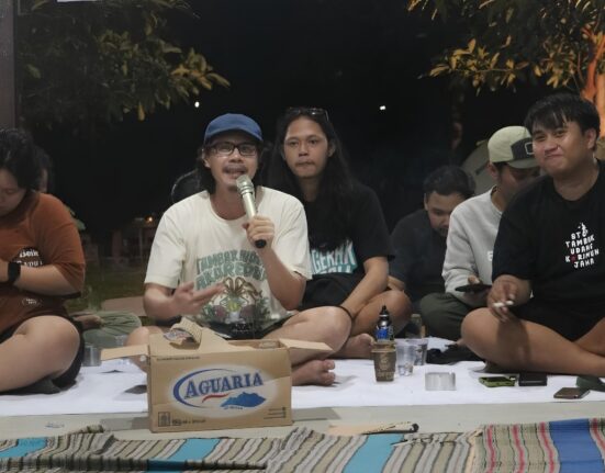 Daniel Frits Maurits Tangkilisan mengawali cerita dalam Dialog Pesisiran “Membangun Kekuatan Bersama Melawan Tambang Pasir, Ancaman bagi Ruang Hidup Warga Pesisir” (20/12/2024) [Retno/Magang BP2M]